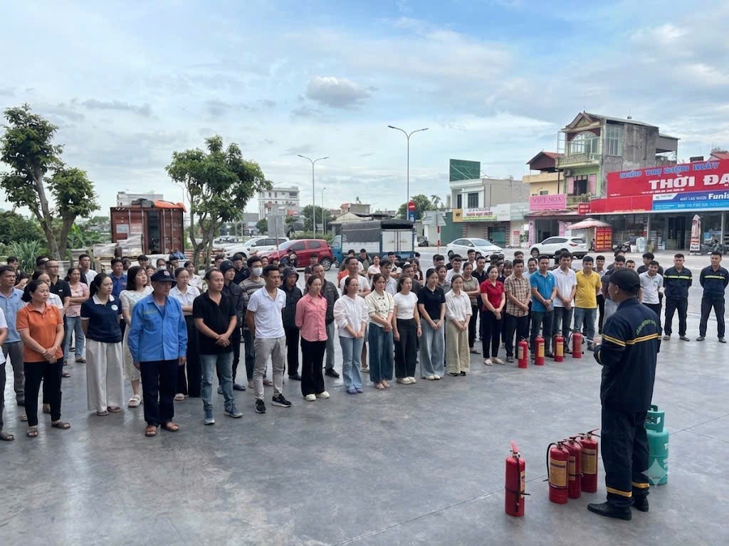 Đội Chữa cháy và cứu nạn, cứu hộ khu vực 8: Tuyên truyền, trải nghiệm, thực hành chữa cháy và cứu nạn, cứu hộ cho học sinh ở xã Hồng Châu